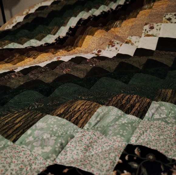 Queen Bargellow Wave Quilt - Picture 2 of 3